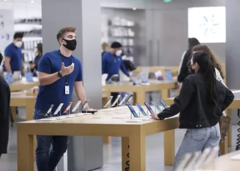 Apple closes several due outbreaks, encourages online shopping