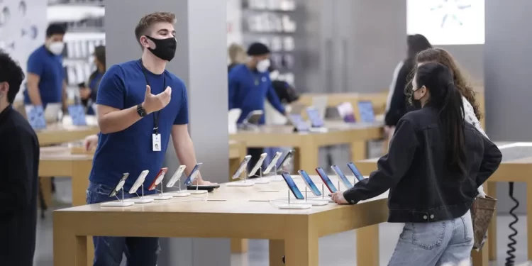 Apple closes several due outbreaks, encourages online shopping