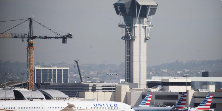Verizon, AT&T delay 5G rollout around some airports