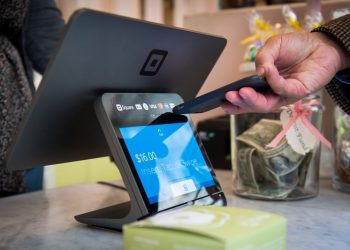 Apple to let iPhones accept credit cards without extra hardware