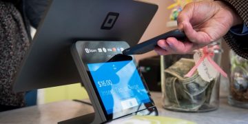 Apple to let iPhones accept credit cards without extra hardware
