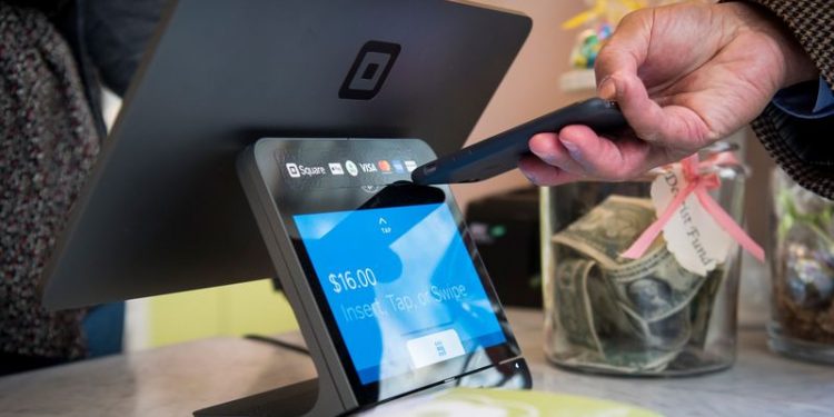 Apple to let iPhones accept credit cards without extra hardware