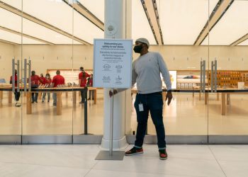 Apple reportedly requires employees to get COVID-19 vaccine booster shots