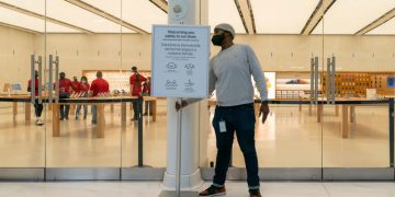 Apple reportedly requires employees to get COVID-19 vaccine booster shots