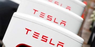 Musk’s plan for Tesla-built batteries has an acceleration challenge