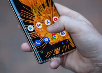 Android 12L with March Feature Drop rolling out to Pixel 6 and 6 Pro