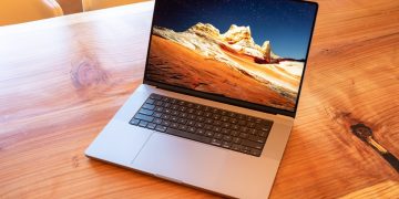 Apple Faces Reported MacBook Shipping Delays Impact China’s Supply Chain