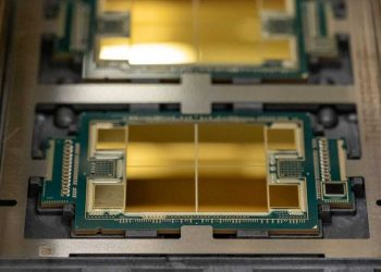Intel Sapphire Rapids 56-Core ES Processor Boosts to 3.3 GHz at 420 Watts