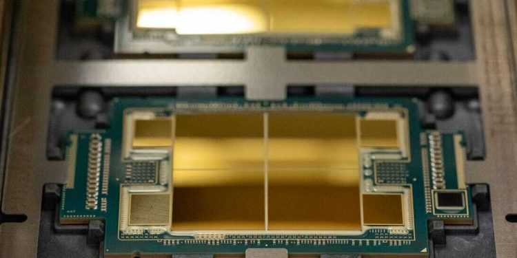 Intel Sapphire Rapids 56-Core ES Processor Boosts to 3.3 GHz at 420 Watts
