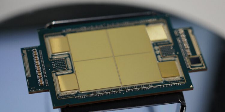 Intel Meteor Lake, HBM2E-enabled Sapphire Rapids, and Ponte Vecchio Pictured