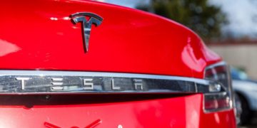 Tesla sued by former employees over ‘mass layoff’