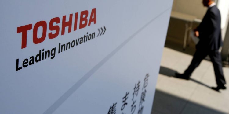 Toshiba directors exchange criticism over public statements